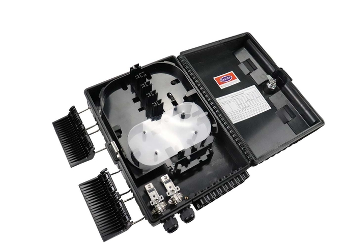 czarna skrzynka rozdzielcza kabli światłowodowych wyposażona w adapter SC i pigtaile 0